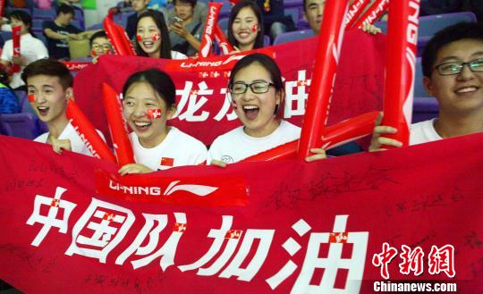 开云体育-中国台北战神队啦啦队员为球队加油，与球迷互动活跃气氛