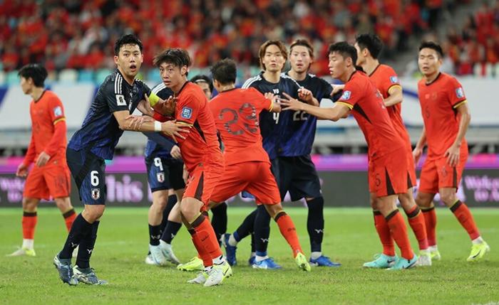 包含东亚杯-日本1-0韩国三场全胜成功卫冕的词条