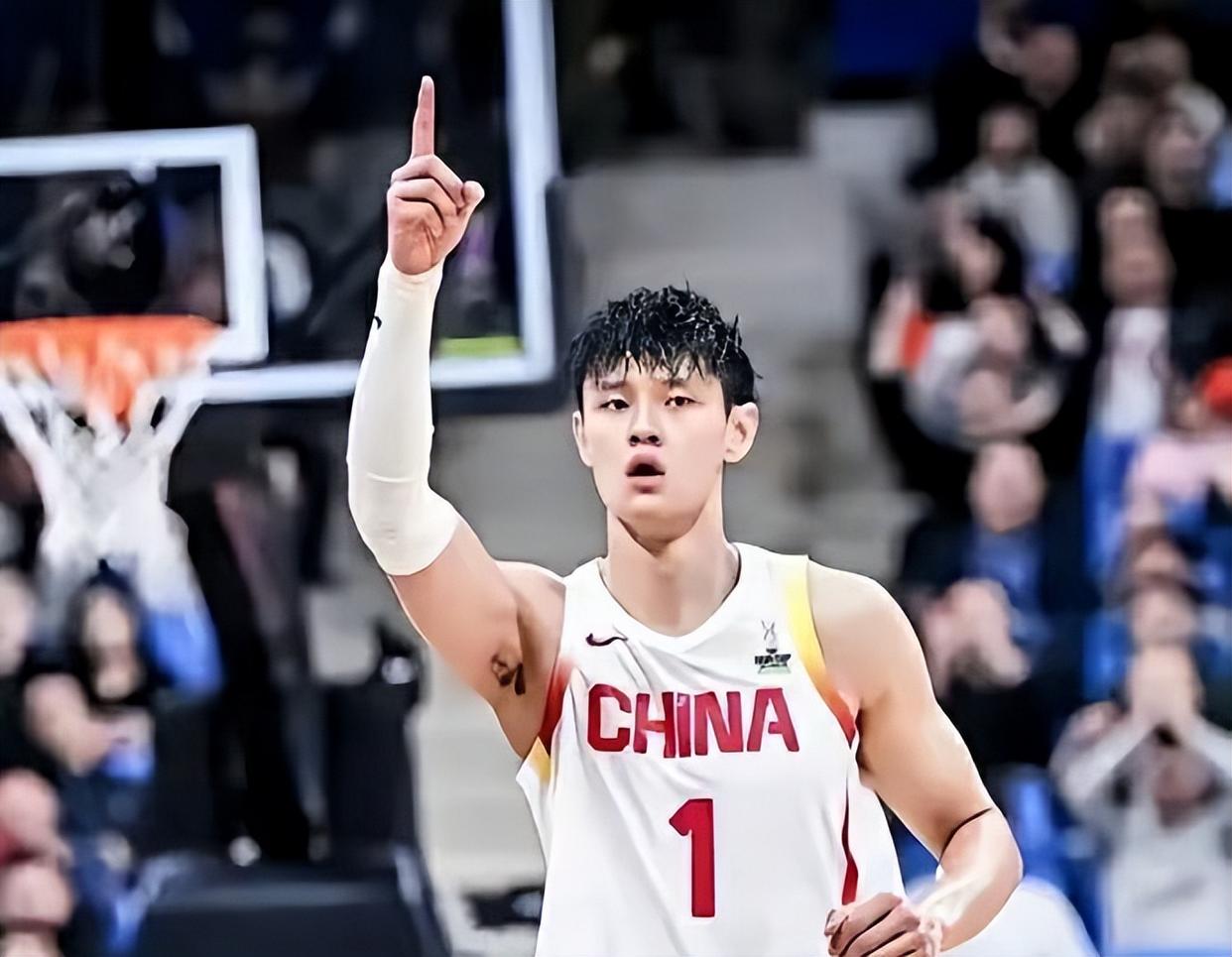朱俊龙社媒晒照：全力备战中，中国男篮加油